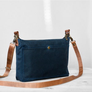 Sac à bandoulière en toile cirée bleue et en cuir. Petit sac à bandoulière. Cadeau personnalisé pour elle. Sac à main imperméable avec bandoulière amovible.