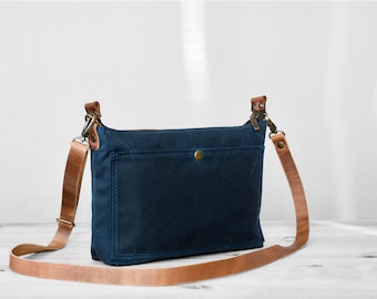 Umhängetasche aus blauem gewachstem Canvas und Leder. Kleine Umhängetasche. Personalisiertes Geschenk für sie. Wasserdichter Geldbeutel mit abnehmbaren Schulterriemen.