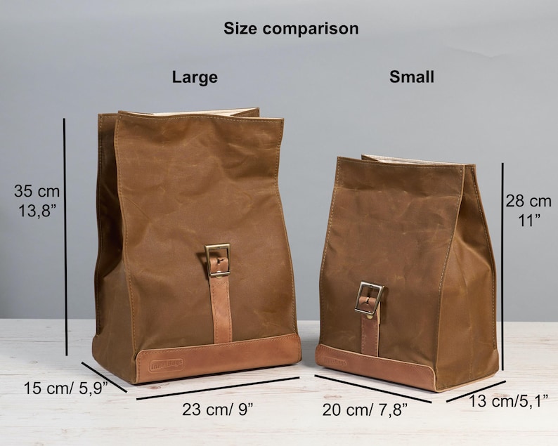 Puede incluir: Dos bolsas de lona encerada marr&oacute;n, etiquetadas como "Large" y "Small", con detalles de cuero y cierres de hebilla. La bolsa grande mide 35 cm de alto, y la peque&ntilde;a 28 cm. Comparaci&oacute;n de tama&ntilde;os.