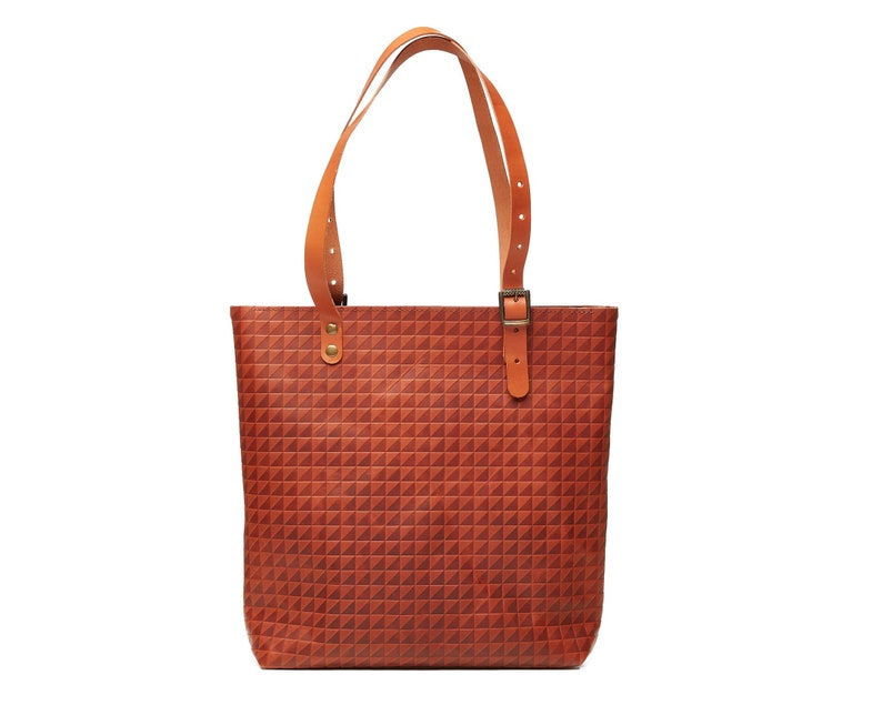 Leather tote bag in light brown cognac.