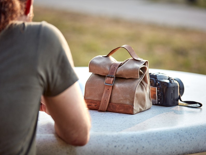 Waxed canvas lunch bag. Waterproof lunch box with leather handle / strap. Personalized gift. Bag for women men 