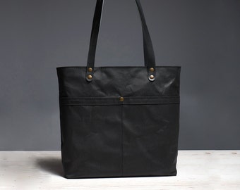 Schwarze Tasche aus gewachstem Canvas mit Reißverschluss. Großer wasserdichter Shopper. Personalisierte minimalistische Leinentasche. Personalisierbare Alltagstasche