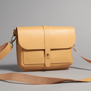 Beige leather crossbody bag. Vegetable tanned leather handmade purse with strap. Customizable small leather bag for her. Personalized bag