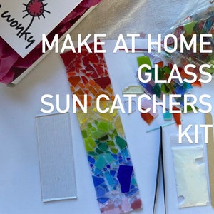 Könnte beinhalten: Bastelset für Glas-Sonnenfänger zum Selbermachen. Das Set enthält einen regenbogenfarbenen Glassonnenfänger, klares Glas, eine Pinzette, Kleber und einen Holzstab.