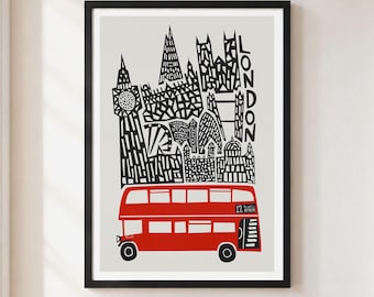 Op de afbeelding: Een ingelijste kunstdruk met een gestileerde zwart-witillustratie van de skyline van Londen boven een felrode dubbeldekkerbus. Het woord LONDON staat verticaal in het zwart aan de rechterkant gedrukt tegen een lichtgrijze achtergrond.