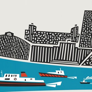 Puede incluir: Una ilustraci&oacute;n en blanco y negro de un horizonte de ciudad con tres barcos en primer plano. Los barcos son rojos, blancos y azules. El horizonte est&aacute; formado por edificios con patrones geom&eacute;tricos.