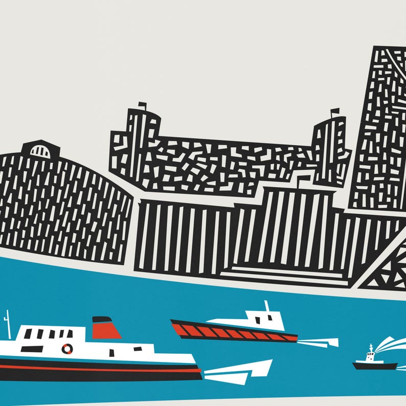 Puede incluir: Una ilustraci&oacute;n en blanco y negro de un horizonte de ciudad con tres barcos en primer plano. Los barcos son rojos, blancos y azules. El horizonte est&aacute; formado por edificios con patrones geom&eacute;tricos.