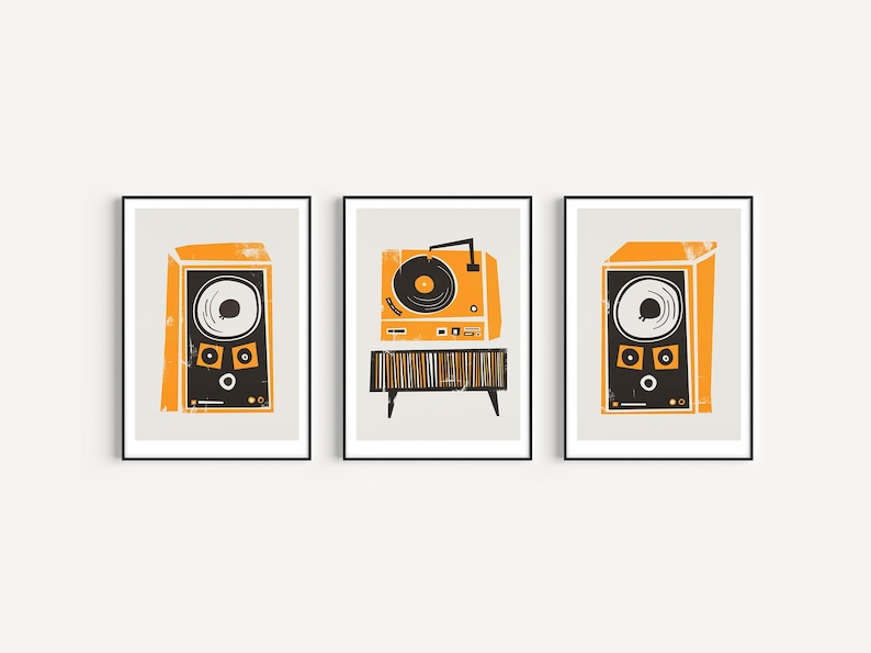 Puede incluir: Tres impresiones enmarcadas de equipos de audio vintage. La impresi&oacute;n central muestra un tocadiscos con un disco encima. Las impresiones a cada lado muestran altavoces con gabinetes naranjas y rejillas de altavoces negras.