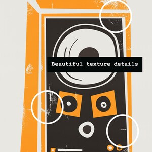 Puede incluir: Una ilustraci&oacute;n de estilo vintage de un tocadiscos con un altavoz grande redondo, dos altavoces m&aacute;s peque&ntilde;os y un disco en el plato giratorio. La ilustraci&oacute;n tiene un aspecto desgastado y texturizado con un marco amarillo y un fondo negro.
