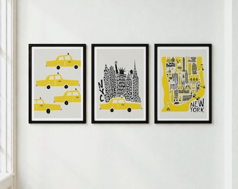 Puede incluir: Un conjunto de tres láminas decorativas enmarcadas con motivos de Nueva York. La primera muestra taxis amarillos sobre un fondo gris claro. La segunda presenta un horizonte negro con un taxi amarillo y el texto NYC. La tercera es un mapa amarillo.