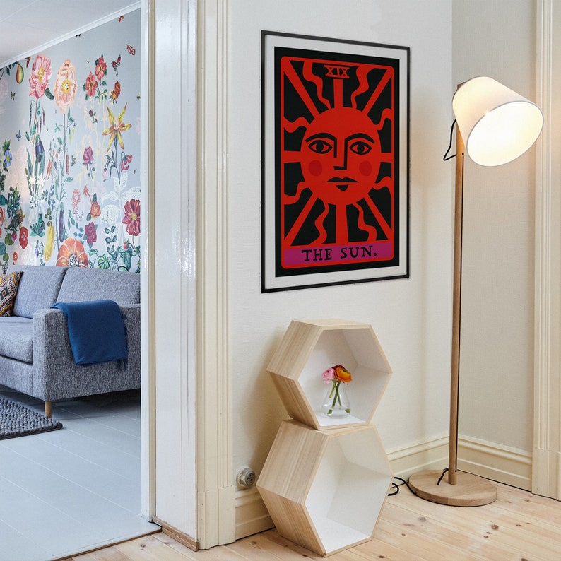 Póster del Tarot del Sol: Estampado celestial Art Déco en rojo imagen 3