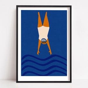 Stampa di un subacqueo che nuota in acque selvagge, poster Art Déco, acque libere, nell'acqua, interni blu calmanti, nuotatore di mare, moderno di metà secolo