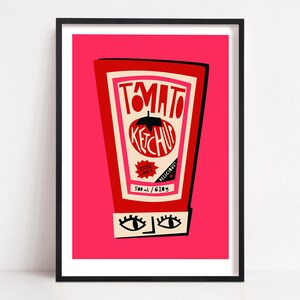 Op de afbeelding: Een rode en witte illustratie van een ketchupfles met de tekst "TOMATO KETCHUP" en "EXTRA SAUCY" op het etiket. De fles heeft knikkers en een roze achtergrond.