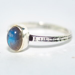 Anello con pietra preziosa Labradorite / Argento Sterling 92,5 / Anello Boho / Anello ovale sottile Anello impilabile Labradorite, pietre preziose naturali. Regalo per lei