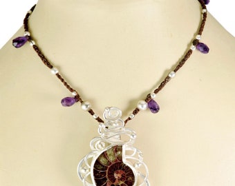 Fossilisée Ammonite et facettes grenat serti en argent massif 925 pendentif accroché sur une main réglable collier en macramé avec améthyste goutte