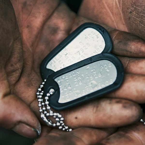 Stahl US Army Dog Tag ID Set, personalisiert & geprägt mit Ketten und schwarzen Schalldämpfern - Erhältlich als Einzel- oder Doppelset
