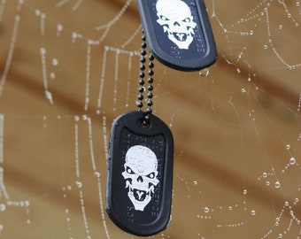 Black Skull Army Dog Tag Set Personalizado y Grabado con Cadena Negra y Silenciadores. Disponible en un set individual o doble.