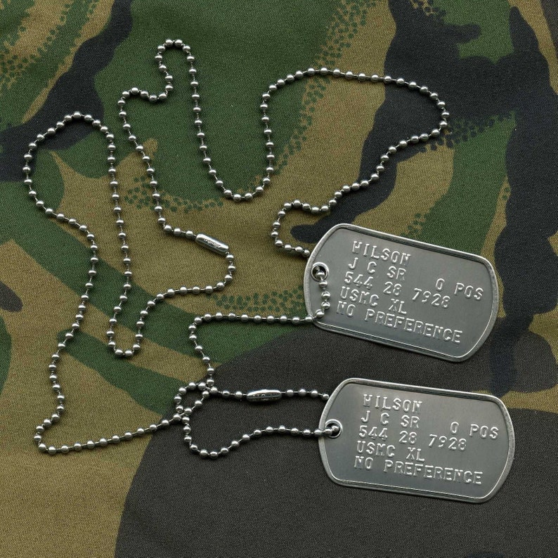 Roestvrijstalen hondentag-ID-set van het Amerikaanse leger, gepersonaliseerd en reliëf met kettingen en optionele gekleurde geluiddempers afbeelding 1