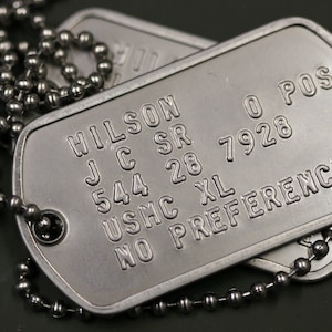 Edelstahl Dog Tag ID Set der US Army, personalisiert & geprägt, mit Ketten und optionalen farbigen Schalldämpfern Bild 2