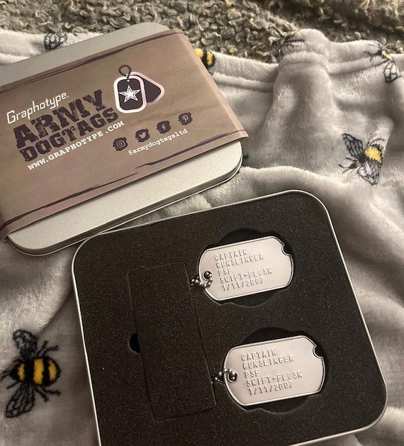 第二次世界大戦の刻み目入りエンボス加工を施した、アメリカ陸軍の