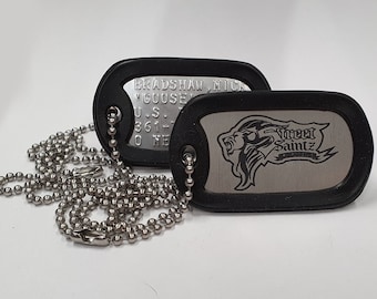 Gepersonaliseerde reliëftekst en lasergeëtst logo US dog tag-set in militaire stijl