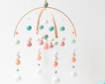 Mobile pour bébé fille pastel - Mobile pour lit de bébé à pompons en feutre rose - Mobile minimaliste arc-en-ciel pour lit de bébé - Décoration mobile pour plafond en bois avec arche