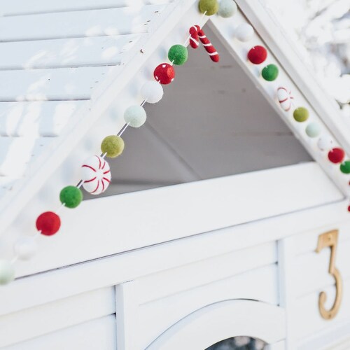 Peppermint Christmas Felt Ball Garland – Wool Candy Cane Style Holiday Bunting – Green, Red & White Mantel Decoration