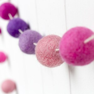 Guirlande de boules en feutre de laine. Guirlande de pompons violet et rose. Décor de chambre de filles. Bruant de pépinière. Guirlande de fête d'anniversaire. Décor de pépinière. Accessoire photo image 3