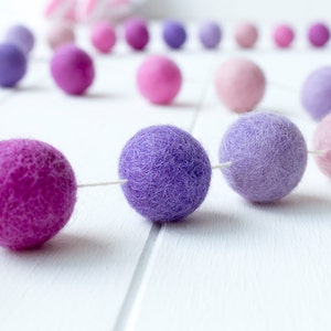 Guirlande de boules en feutre de laine. Guirlande de pompons violet et rose. Décor de chambre de filles. Bruant de pépinière. Guirlande de fête d'anniversaire. Décor de pépinière. Accessoire photo image 1