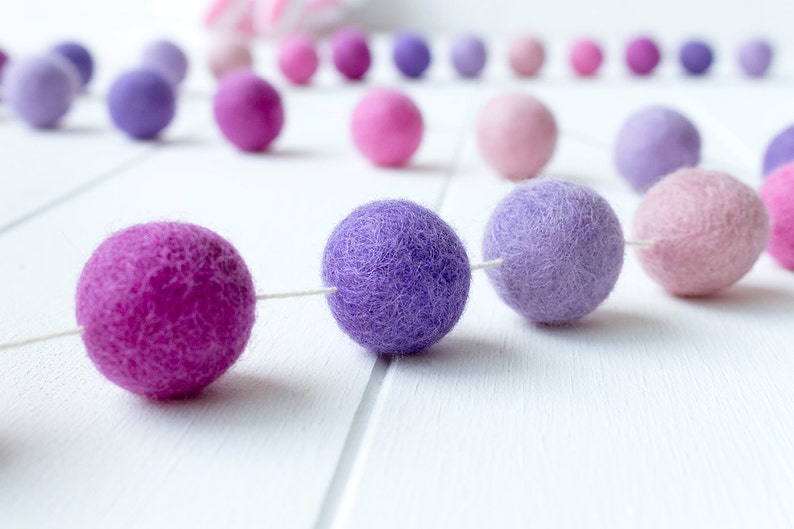 Guirlande de boules en feutre de laine. Guirlande de pompons violet et rose. Décor de chambre de filles. Bruant de pépinière. Guirlande de fête d'anniversaire. Décor de pépinière. Accessoire photo image 1