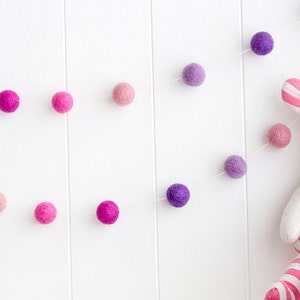 Guirlande de boules en feutre de laine. Guirlande de pompons violet et rose. Décor de chambre de filles. Bruant de pépinière. Guirlande de fête d'anniversaire. Décor de pépinière. Accessoire photo image 2