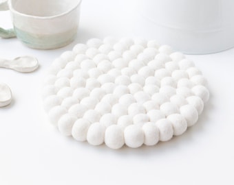 White Felt Ball Trivet. 20cm Dining Wool Pom Pom Mini Mat. White Small Trivet. Kitchen Pot Heat Pad. Modern Dining Decor