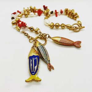 Collier pendentif poisson en perles marines.