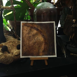 Pittura astratta dorata in inchiostro fatto a mano, formato cartolina
