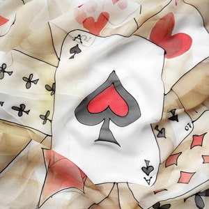 Sciarpa di seta dipinta a mano. Sciarpa con carte da gioco rossa, nera, beige. Scialle dipinto a mano. Sciarpa con asso di picche. Regalo per amanti del poker per le donne.