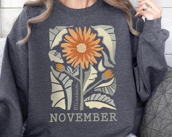 Sweat-shirt à fleurs de novembre. Chemise prénom personnalisée. Pull chrysanthème. Personnalisez le chemisier à imprimé fleurs de naissance Scorpion de style Art nouveau.