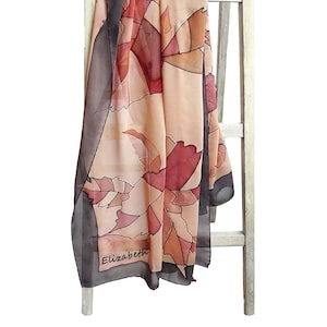 Pañuelo de seda personalizado pintado a mano. Bufanda personalizada con nombre y fecha. Bufanda grande con hojas de otoño. Chal con diseño otoñal, una idea de regalo única para mujer.