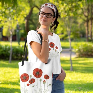 Ensemble femme t-shirt, sac fourre-tout, bandeau. Ensemble de 3 coquelicots. Ensemble de vêtements floraux pour femmes. Cadeau d'art coquelicot rouge pour elle. Ensemble trois pièces à fleurs rouges.