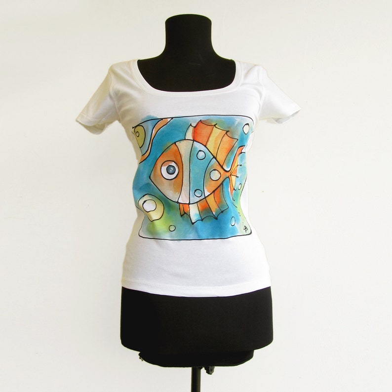 Camiseta de peces pintados a mano. Mar diseño t camisa en Etsy