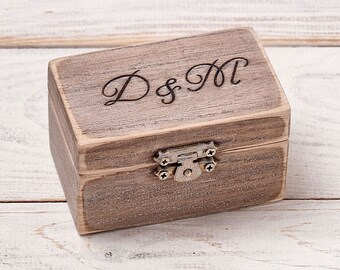 Almohada del portador del anillo, caja de anillo grabada, caja de anillo de madera de boda rústica, caja de recuerdo de anillo alternativo, soporte de anillo, cojín de anillo de arpillera