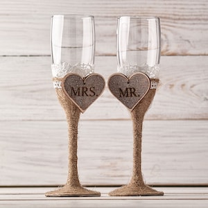 Mr and Mrs Champagne Glasses, Wedding Toasting Flutes, Personalized Toasting Glasses, Wedding Party Glasses, Engagement Wine Glasses