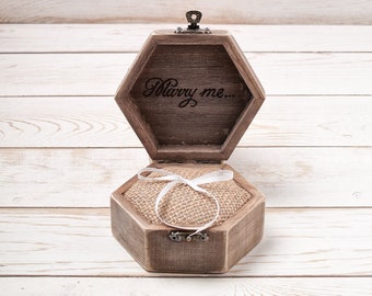 Boîte de bague de fiançailles Marry Me, oreiller de porteur d'anneau rustique personnalisé, boîte de bague hexagonale de proposition en bois avec monogramme, porte-bague personnalisé