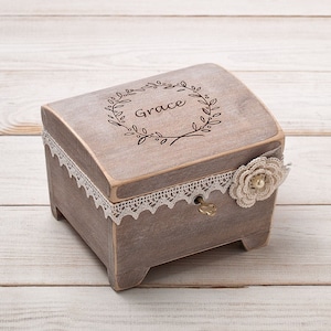 Caja de joyería para niñas con llave, almacenamiento de joyas de madera personalizado, caja de recuerdos de regalo de baby shower, caja de propuesta de niña de flores, regalo para hija