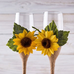 Sunflower Champagne Glasses, Fall Wedding Glasses, Rustic Toasting Flutes, Bride and Groom Glasses, Wedding Mr & Mrs Bridal Shower Gift