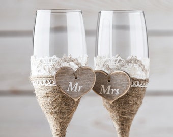Wedding Toasting Glasses Rustic Toasting Flutes Wedding Champagne Flutes Bride and Groom Wedding Engraved Mr and Mrs Glasses Twine Burlap