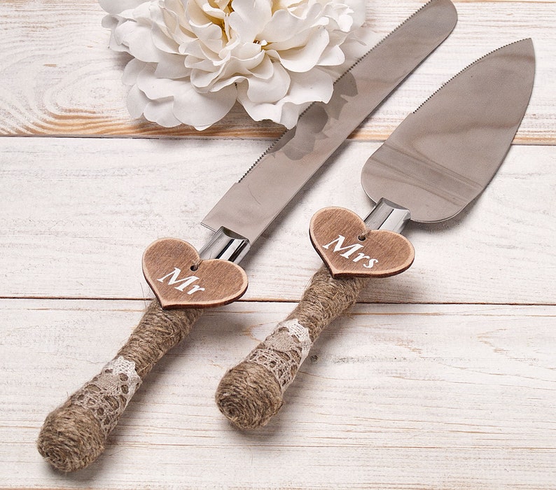 Rustic Wedding Cake Server Set Engraved Knife Wedding Cake Serving Personalized Cake Servering Set Rustic Outdoor Wedding Decor for Mr Mrs image 1