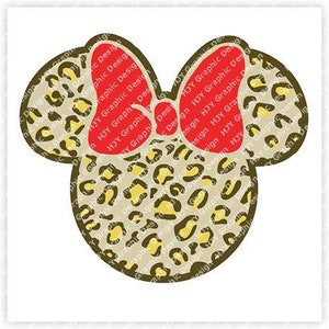 Puede incluir: Un par de orejas de ratón con un diseño de estampado de leopardo y un lazo rojo. Las orejas están delineadas en marrón.