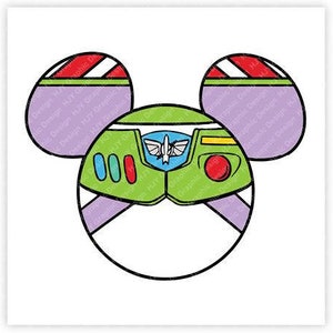 Puede incluir: Una cabeza de personaje de dibujos animados verde, morado y amarillo con orejas de Mickey Mouse. El personaje tiene una diadema a rayas roja, blanca y verde y una cara verde con una visera amarilla y un botón rojo.