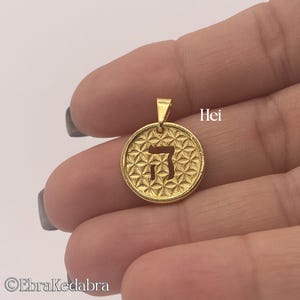 Colgante hebreo personalizado 'Hei' / Joyas bañadas en oro de 18 quilates / Diseño de la flor de la vida / Fuerza interior y creatividad / Regalo energético único