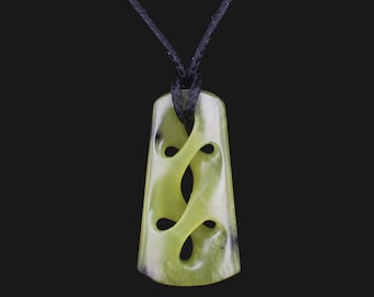 Handgeschnitzte Grüne Jade Anhänger: Maori Toki Doppelkreuz Design